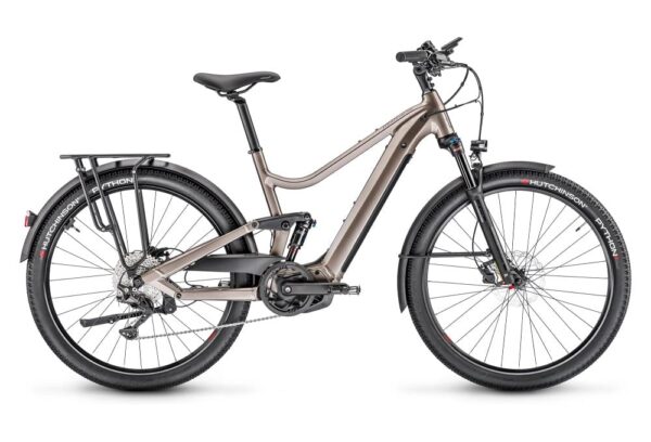 VTC Électrique Tout-Suspendu Moustache Samedi 27 Xroad FS 3 Smart System Shimano Deore 11V 500 Wh 27.5″ Beige 2023