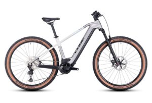 VTT Electrique Semi Rigide Cube Reaction Hybrid SLT 750 Shimano XT 12V 750 Wh 29 Argent Blanc Cream 2023.jpeg